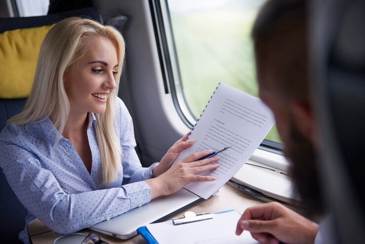 Pracownicy spedycji sprawdzający dokumenty przewozowe CMR i ubezpieczenie OCP ładunku przed transportem